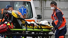 Μεταφορά ασθενούς με covid από τραυματιοφορείς στο Βουκουρέστι