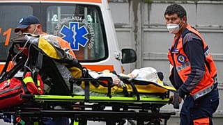 Μεταφορά ασθενούς με covid από τραυματιοφορείς στο Βουκουρέστι