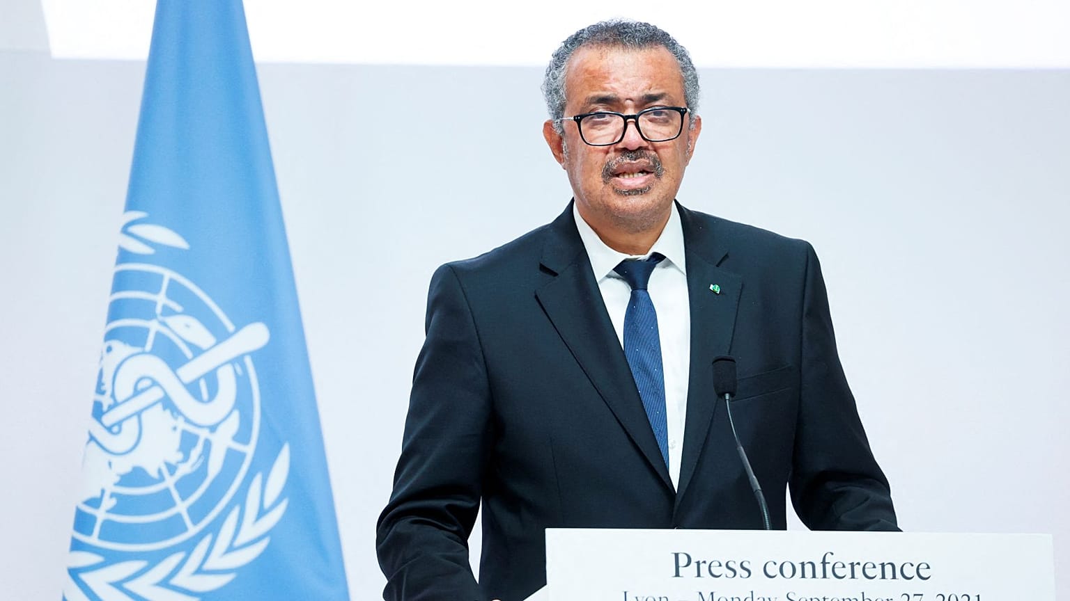 المدير العام لمنظمة الصحة العالمية، تيدروس أدهانوم غيبريسوس، يلقي كلمة خلال حفل بمناسبة بدء إنشاء أكاديمية منظمة الصحة العالمية في ليون، شرق فرنسا، 27 سبتمبر 2021