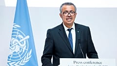 المدير العام لمنظمة الصحة العالمية، تيدروس أدهانوم غيبريسوس، يلقي كلمة خلال حفل بمناسبة بدء إنشاء أكاديمية منظمة الصحة العالمية في ليون، شرق فرنسا، 27 سبتمبر 2021