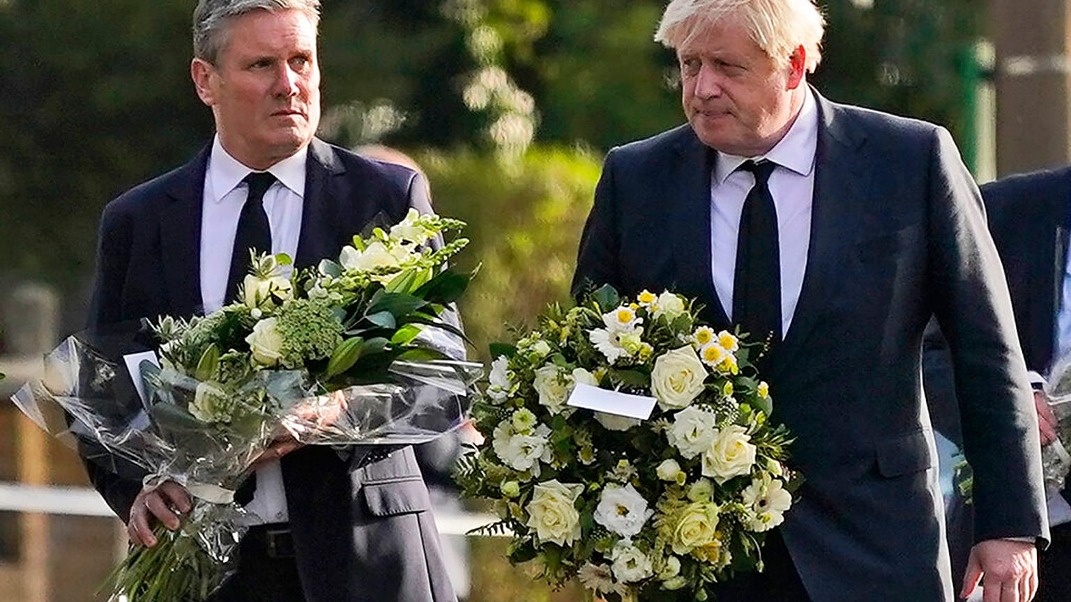 Fiori e cordoglio del mondo politico britannico per il conservatore Amess