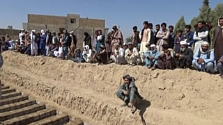 العائلات الشيعة الأفغان تدفن القتلى مع تصاعد حصيلة هجوم قندهار.