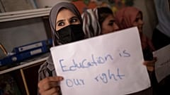 در بیشتر نقاط افغانستان دختران دبیرستانی هنوز اجازه بازگشت به مدارس را پیدا نکرده‌اند