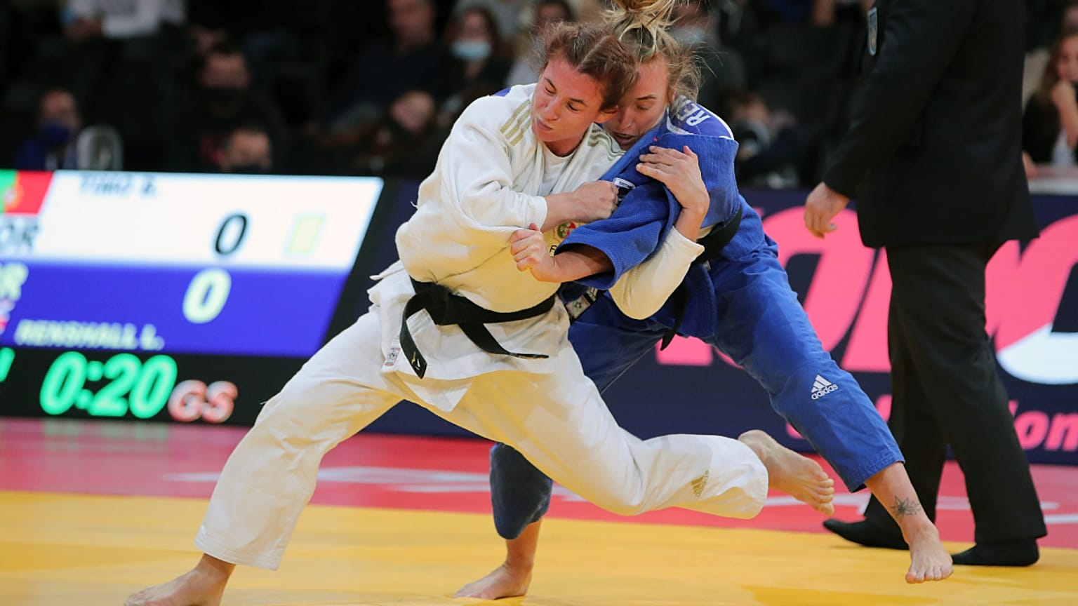 Bárbara Timo (de branco) durante a final contra a britânica Lucy Renshall