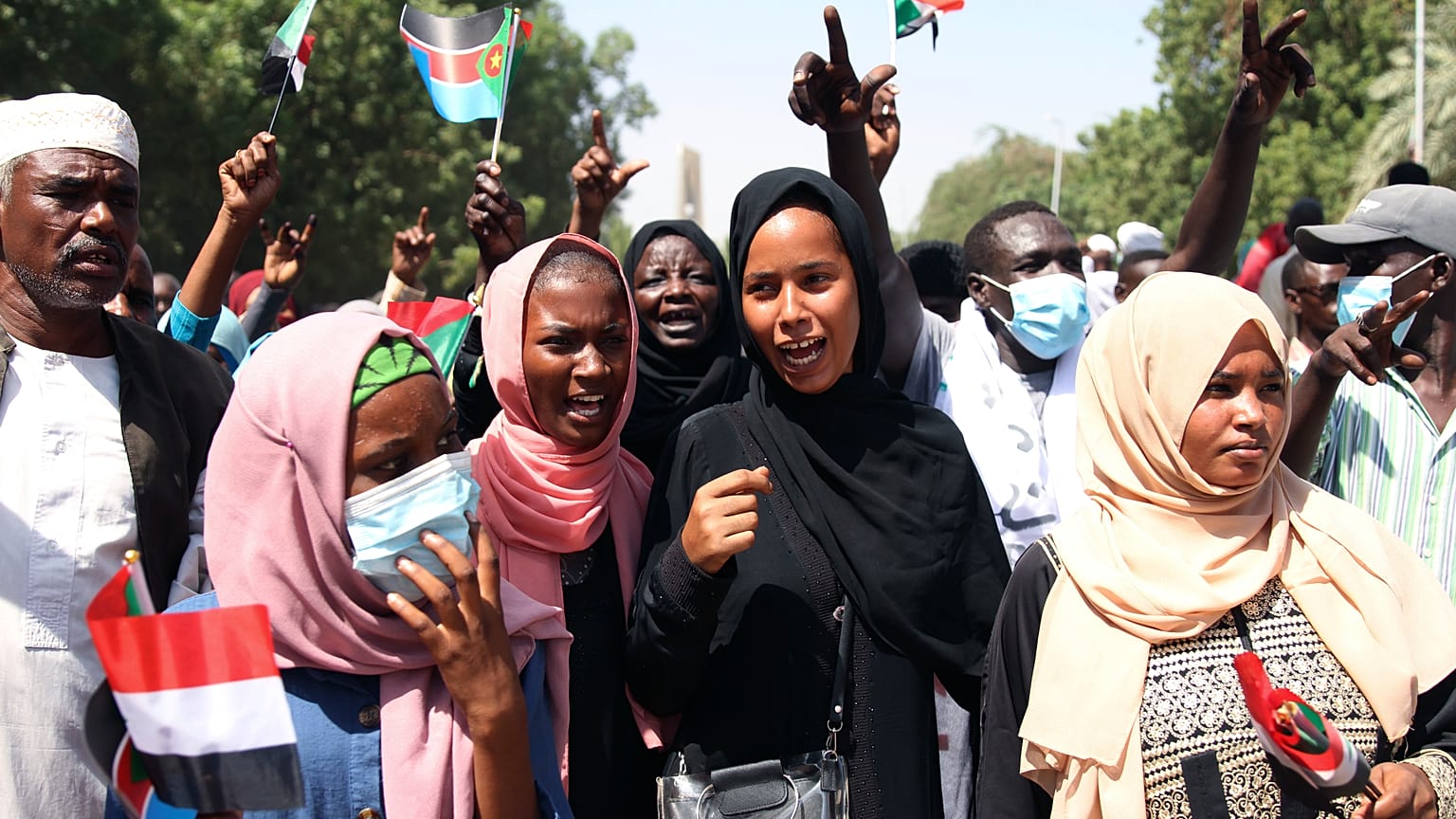 متظاهرون سودانيون يشاركون في مسيرة للمطالبة بحل الحكومة الانتقالية، خارج القصر الرئاسي في الخرطوم، السودان.
