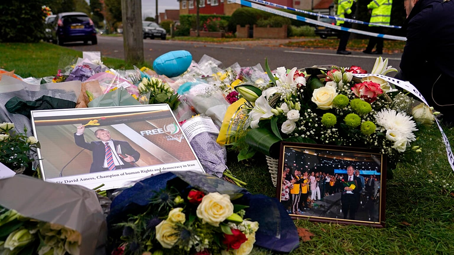 De nombreuses gerbes de fleurs ont été déposées près de l'endroit où David Amess a été assassiné