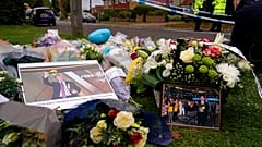 De nombreuses gerbes de fleurs ont été déposées près de l'endroit où David Amess a été assassiné