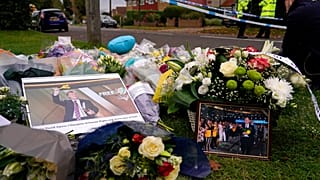 De nombreuses gerbes de fleurs ont été déposées près de l'endroit où David Amess a été assassiné