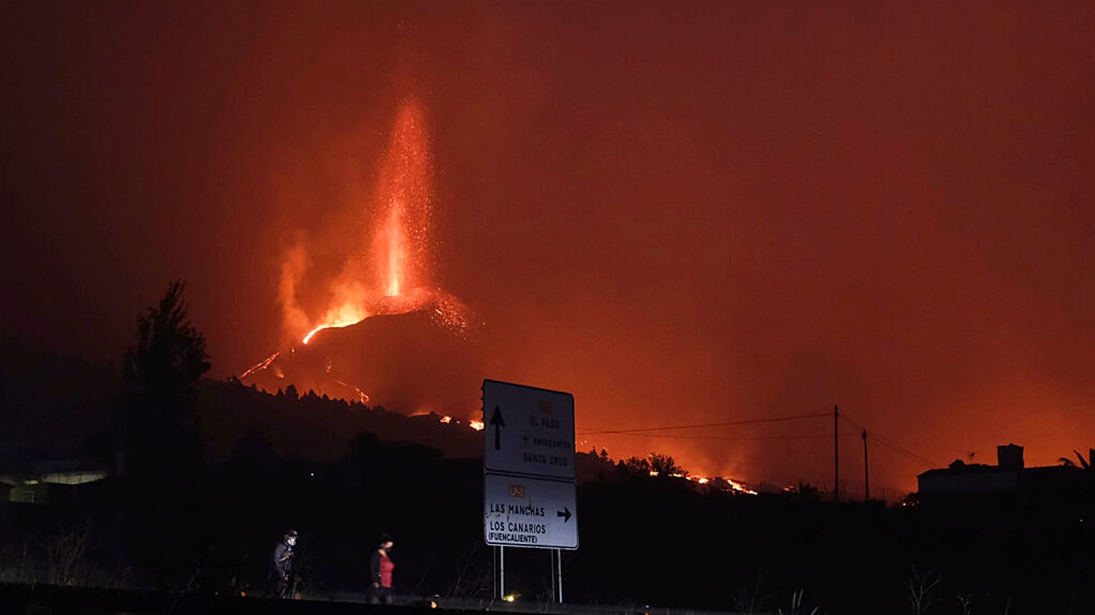 Le Cumbre Vieja continue de cracher de la lave sur l'île de La Palma.