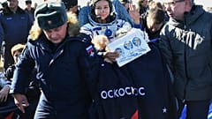 Юлия Пересильд на выходе из спускаемого аппарата