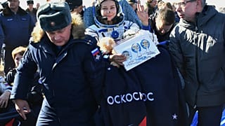 Юлия Пересильд на выходе из спускаемого аппарата