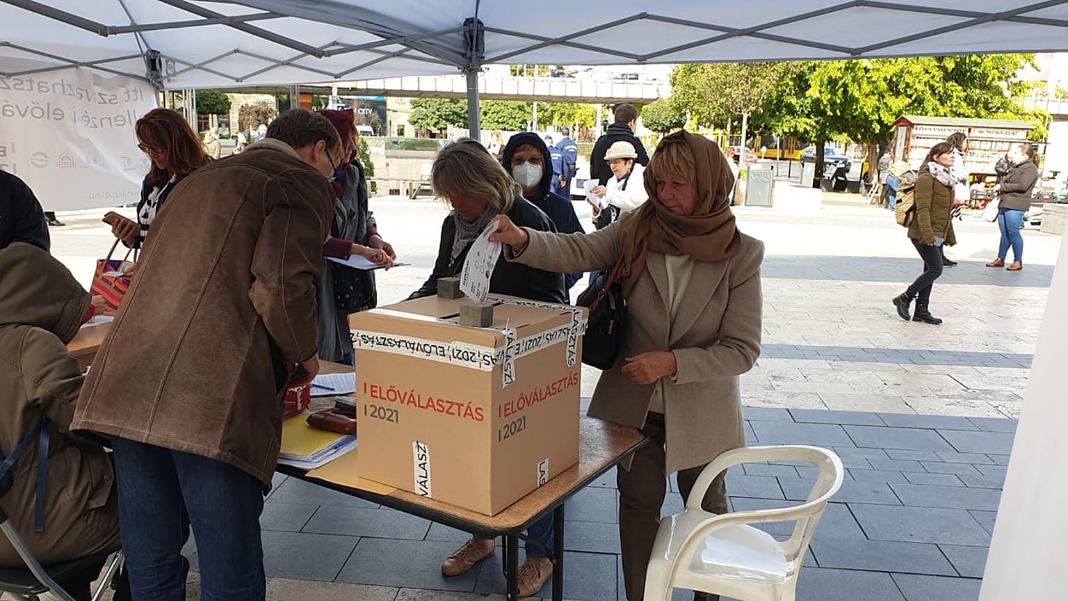 A második fordulóban is több százezren szavaztak az utcai sátrakban meg online