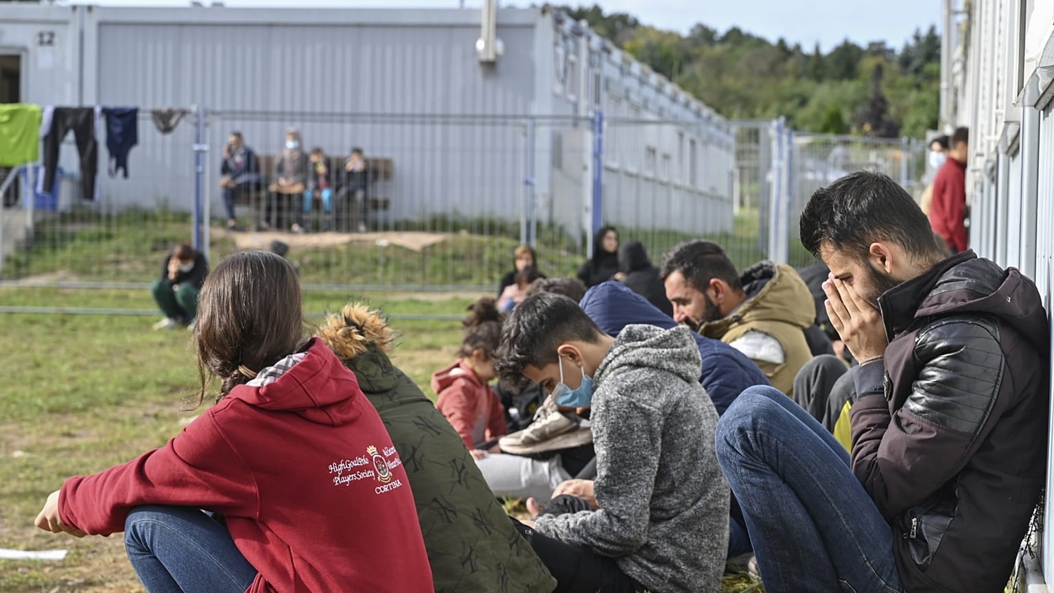 Migránsok az egyik befogadóállomáson a brandenburgi Eisenhüttenstadtban