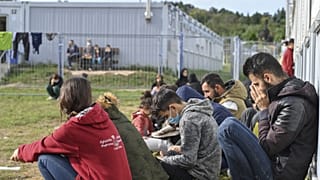 Migránsok az egyik befogadóállomáson a brandenburgi Eisenhüttenstadtban