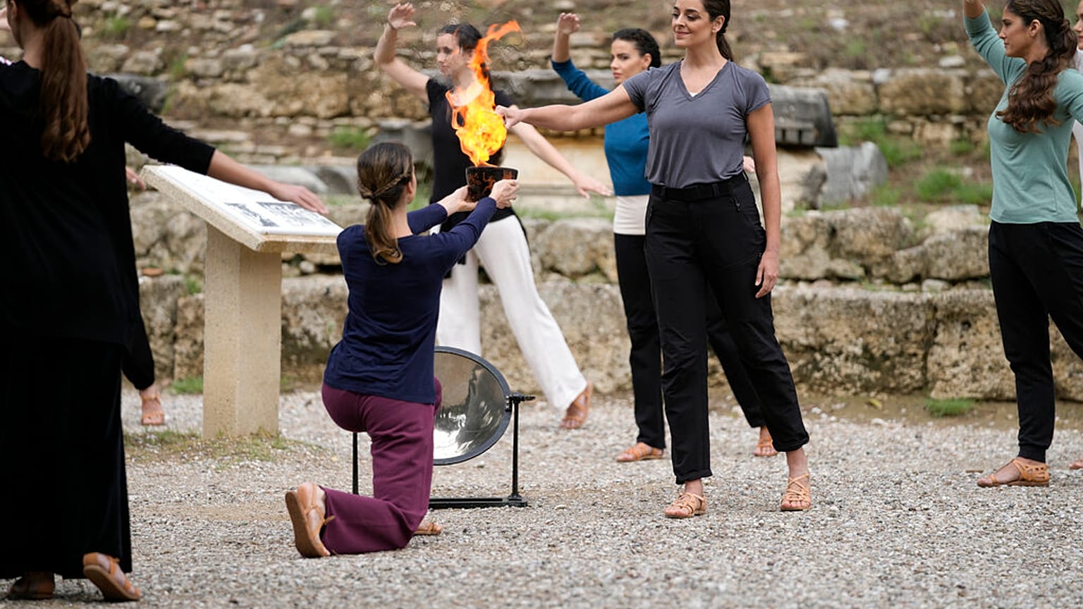 Les répétitions pour l'allumage de la flamme olympique dans le sanctuaire d'Olympie