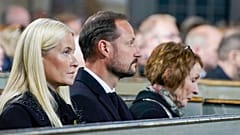 Кронпринц Норвегии Хокон и кронпринцесса Метте-Марит на мессе по погибшим в Конгсберге
