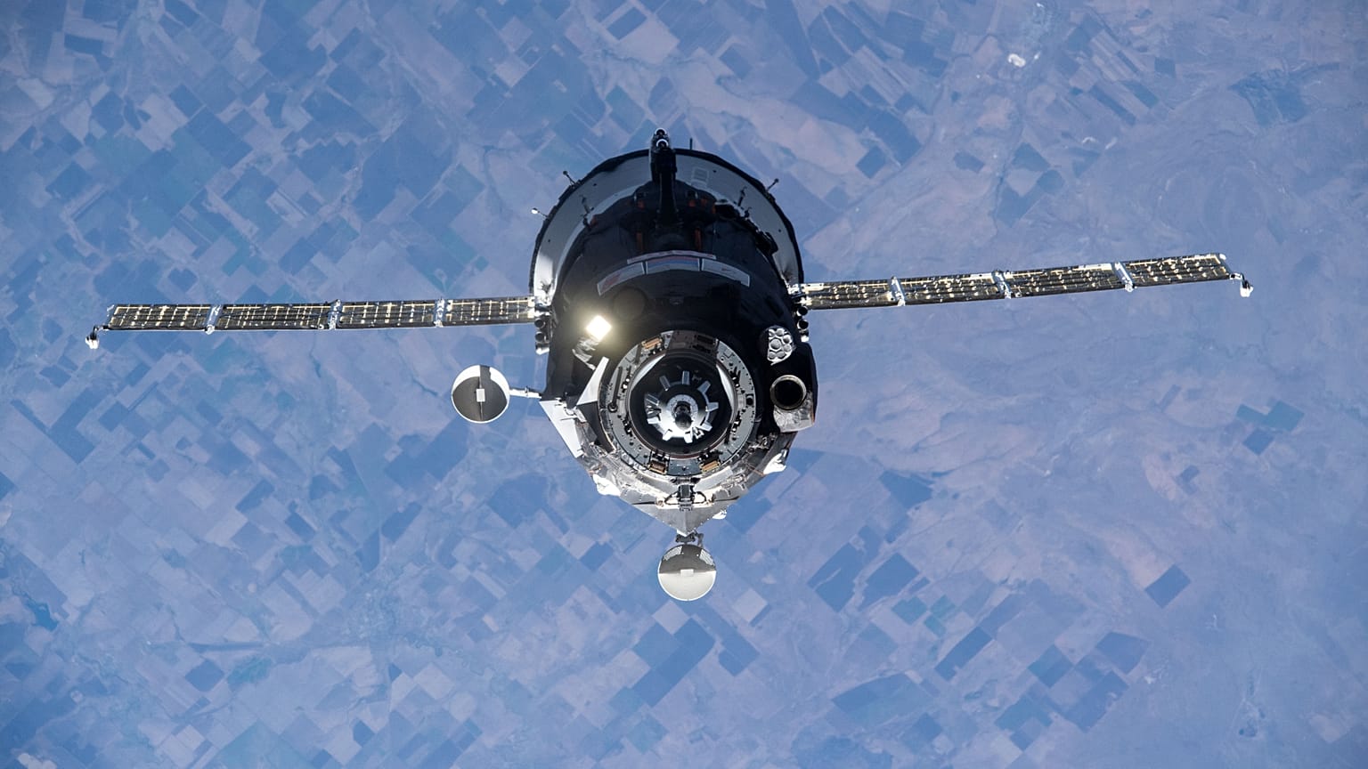 Rus mürettebatı taşıyan Soyuz MS-19 uzay aracı