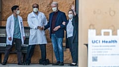 الرئيس السابق بيل كلينتون  وهيلاري كلينتون والطاقم الطبي بعد تسريحه من مركز إيرفين الطبي بجامعة كاليفورنيا في أورانج، كاليفورنيا.