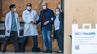 الرئيس السابق بيل كلينتون  وهيلاري كلينتون والطاقم الطبي بعد تسريحه من مركز إيرفين الطبي بجامعة كاليفورنيا في أورانج، كاليفورنيا.