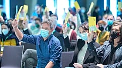 Hand Hoch für die Ampel-Verhandlungen: Die grüne Parteispitze stimmt ab. 