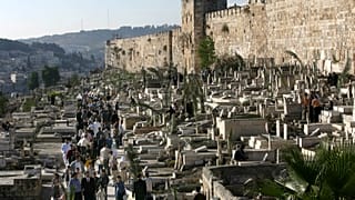 المقبرة الإسلامية المجاورة لأسوار مدينة القدس القديمة في 23 أكتوبر 2006.