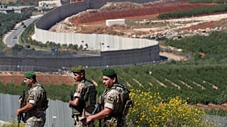 جنود من الجيش اللبناني على الحدود اللبنانية الإسرائيلية في قرية كفركلا الجنوبية بلبنان.