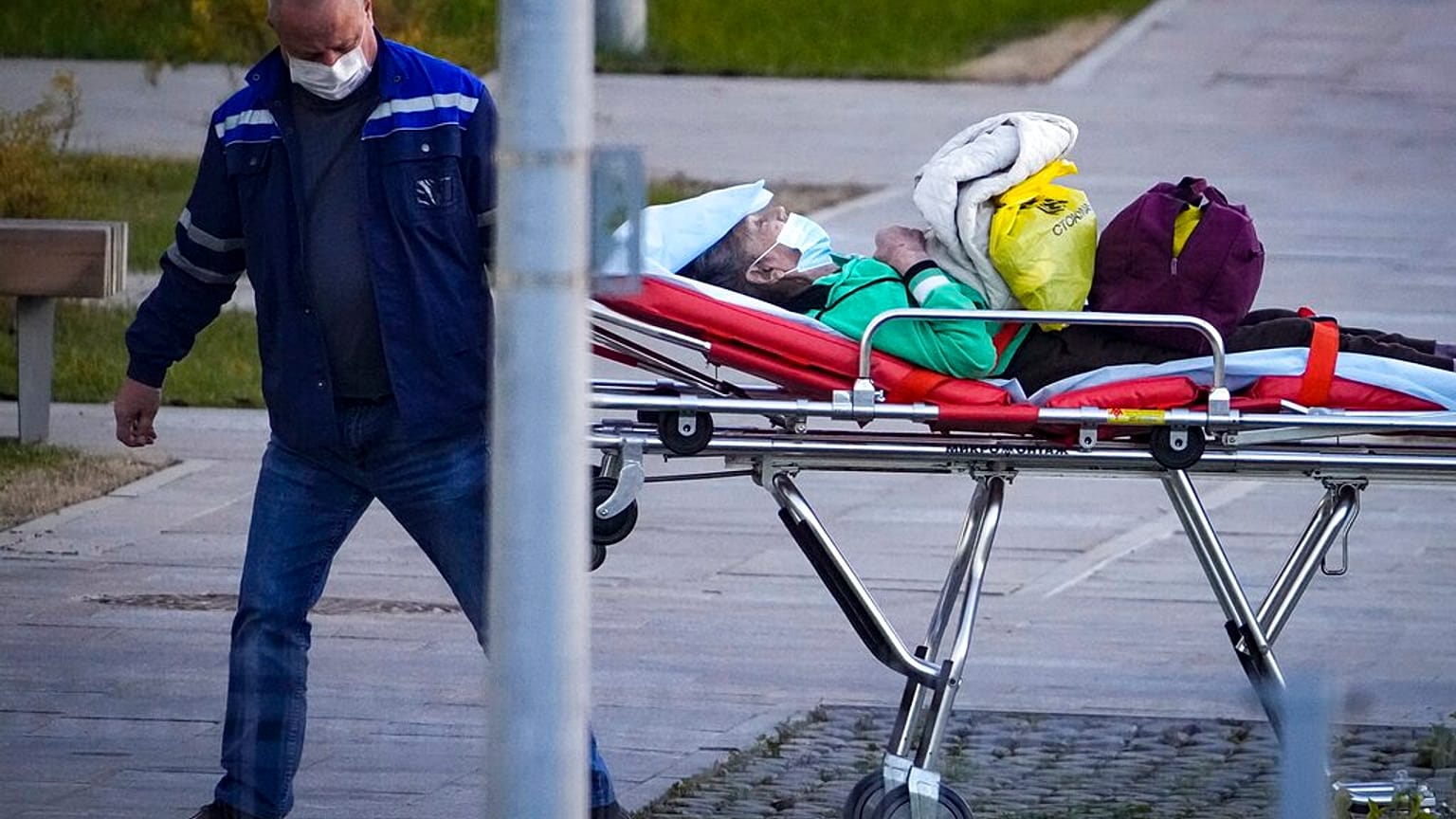 Covid, nuova impennata di contagi nel Regno Unito e in Russia