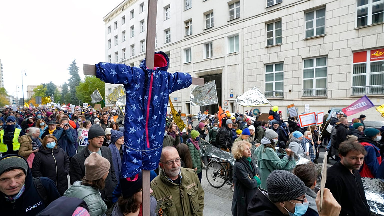 Ezrek tüntettek Varsóban a belarusz-lengyel határon lévő menekültekért