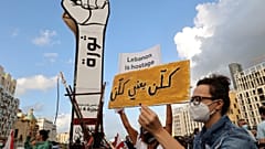 متظاهرون في ساحة الشهداء في بيروت ، في الذكرى الثانية للحركة الاحتجاجية، لبنان.
