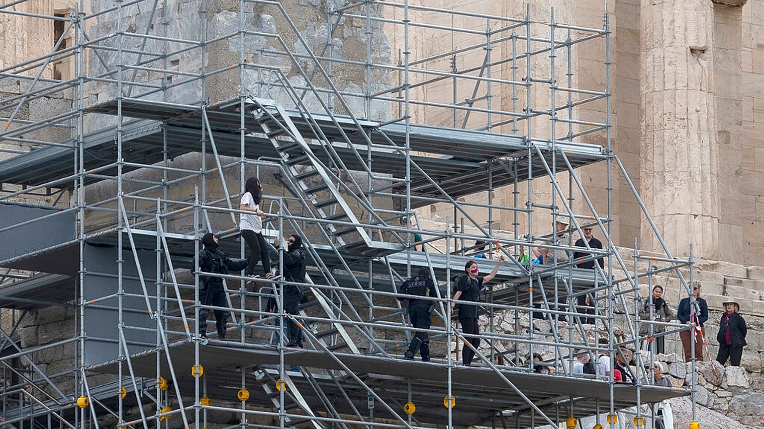 Συλλήψεις ακτιβιστών που επιχείρησαν να αναρτήσουν μπάνερ κατά των Χειμερικών Ολυμπιακών του Πεκίνου στην Ακρόπολη