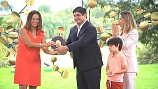El presidente de Costa Rica, Carlos Alvarado, recibe el premio Earthshot