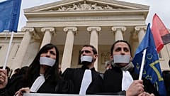 Archives : manifestation d'avocats devant le Palais de justice de Marseille, le 30/03/2018