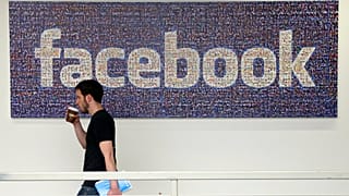 أحد العاملين في مقر شركة فيسبوك، مينلو بارك، كاليفورنيا، الولايات المتحدة الأمريكية، 15 مارس 2013