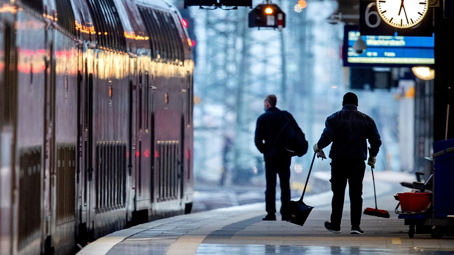 Almanya'nın Frankfurt kentinde merkez tren istasyonunda bir işçi