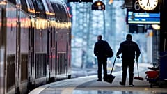 Almanya'nın Frankfurt kentinde merkez tren istasyonunda bir işçi