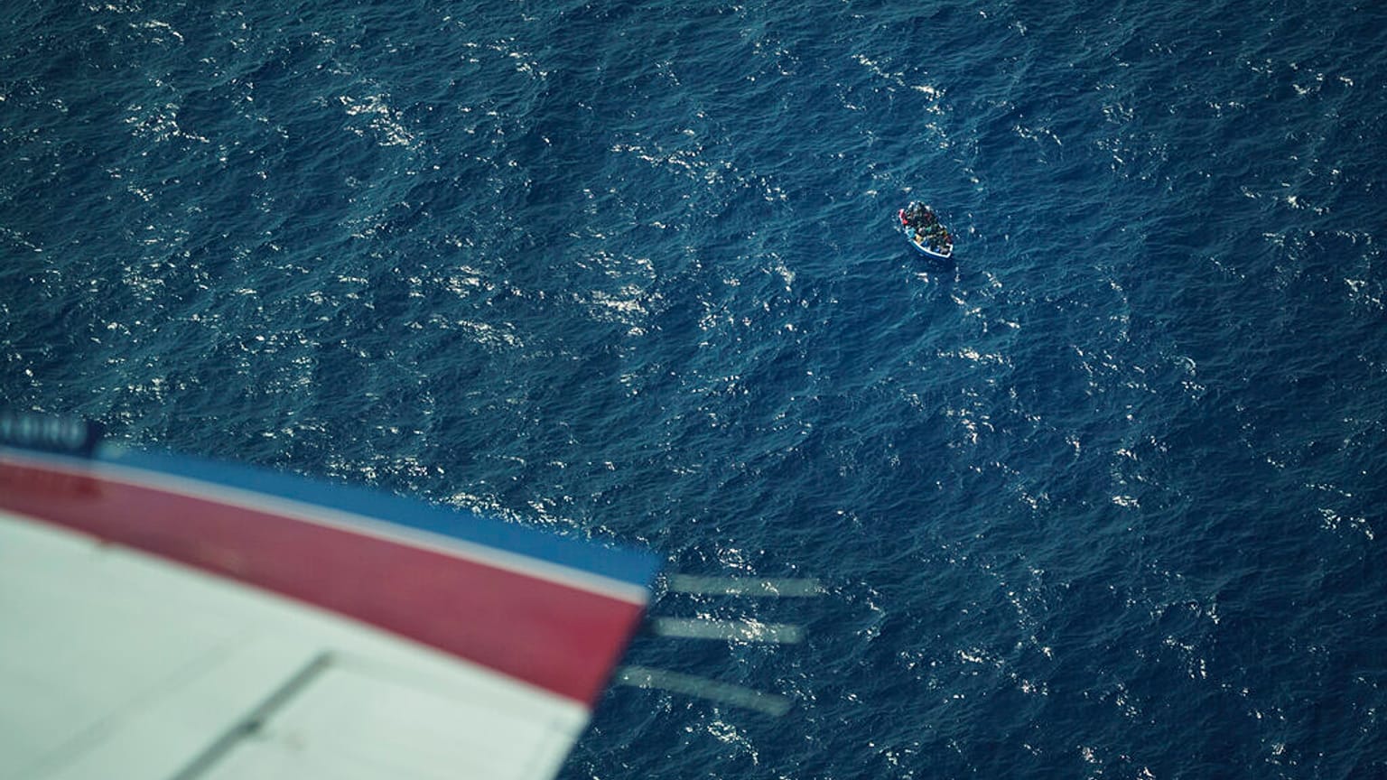 Un barcone in difficoltà visto da Seabird