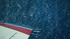 Un barcone in difficoltà visto da Seabird