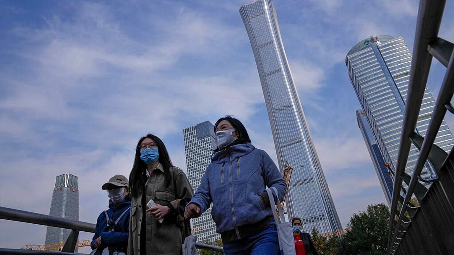 Peatones con mascarillas en el distrito comercial de Pekín, China