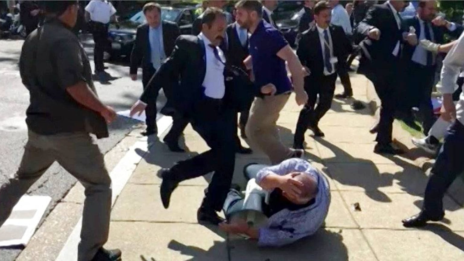 Erdoğan'ın korumaları mayıs 2017'de Washington'daki protestoculara sert müdahalede bulunmuştu