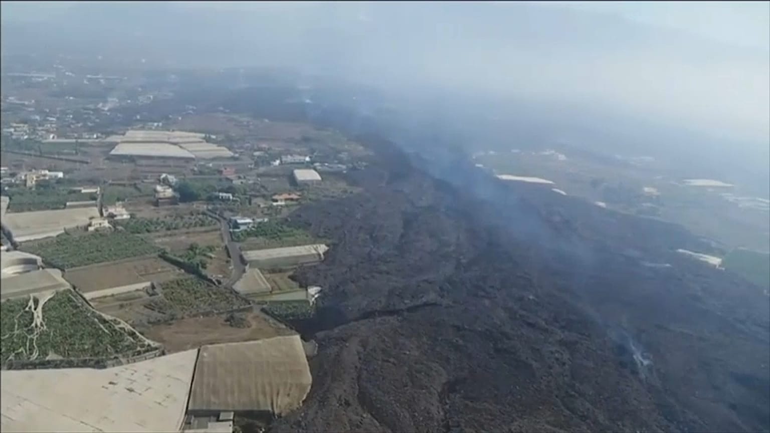 Vista aerea de La Palma cubierta por lava humeante, 17/10/2021, La Palma, España