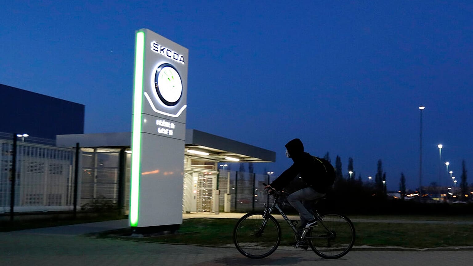 Cseh munkás dolgozni megy az újranyitott Skoda-gyárba Mlada Bloeslavban 2020 áprilisában 