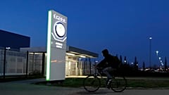Cseh munkás dolgozni megy az újranyitott Skoda-gyárba Mlada Bloeslavban 2020 áprilisában 