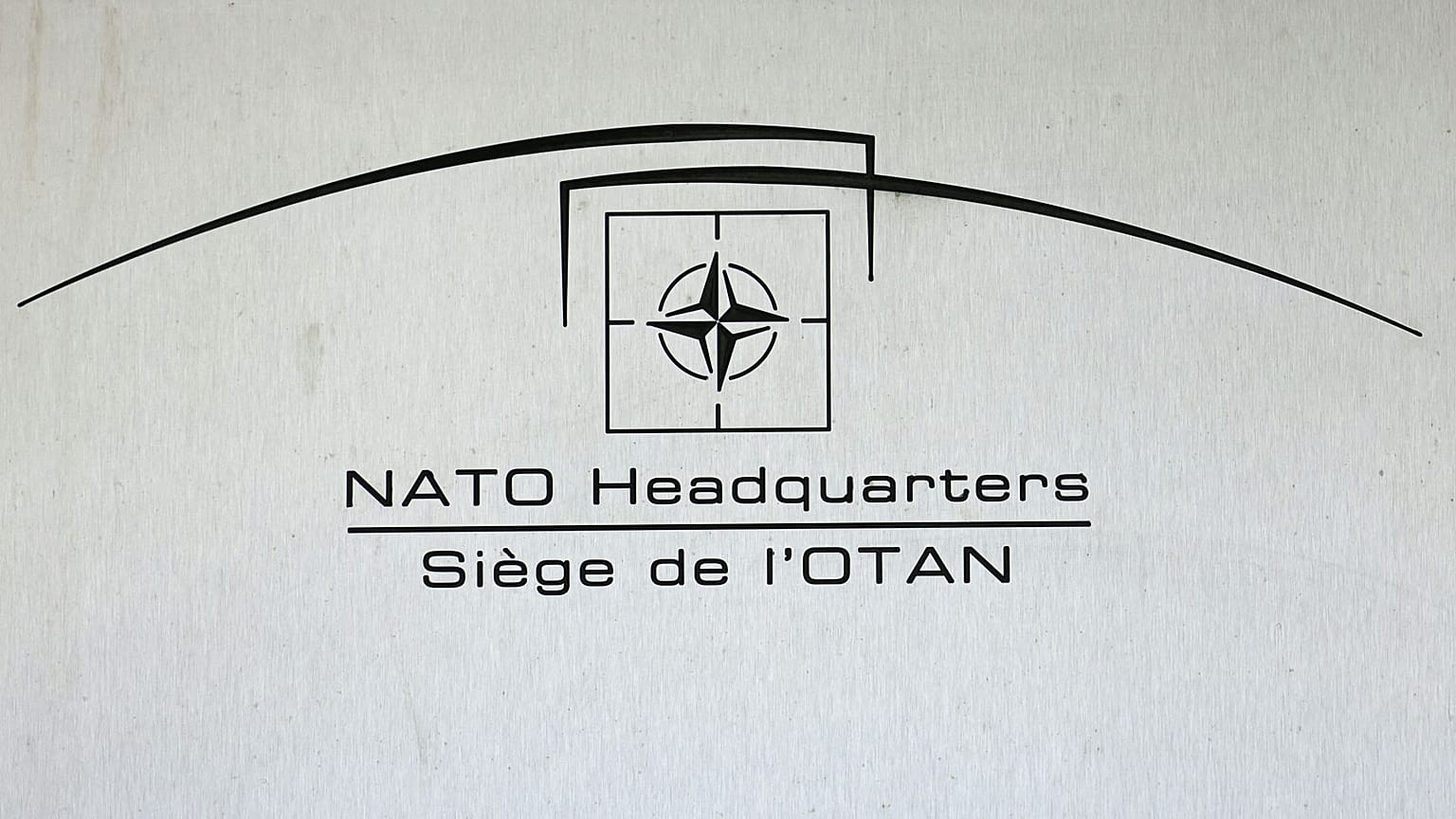 Emblème de l'OTAN sur l'un des murs du siège de l'organisation à Bruxelles, photographié en juin 2021 