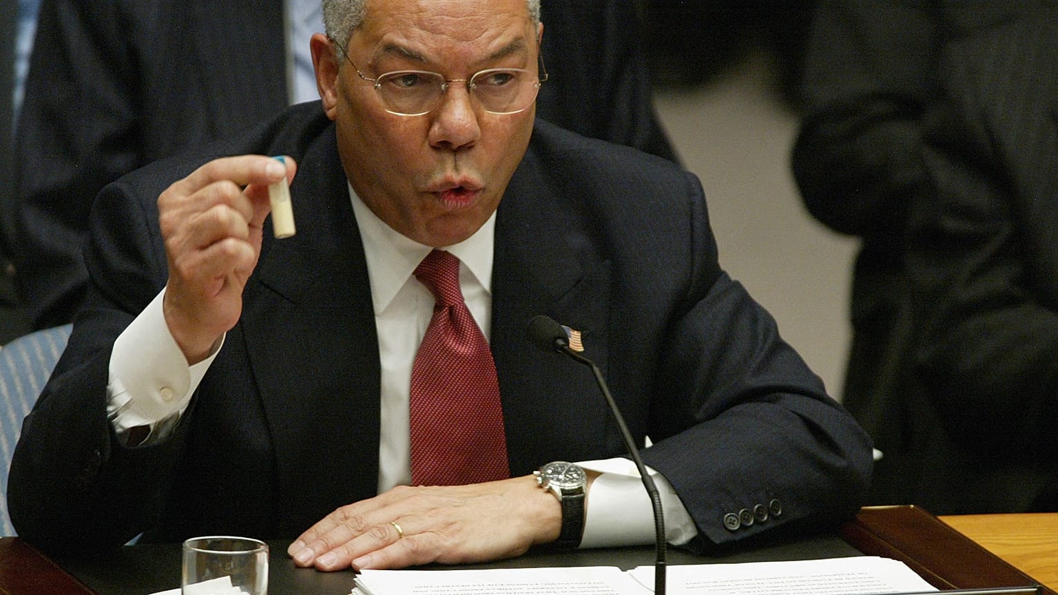 5 febbraio 2003: Colin Powell tiene il suo celebre discorso di fronte al Consiglio di sicurezza Onu, alla vigilia dell'invasione dell'Iraq