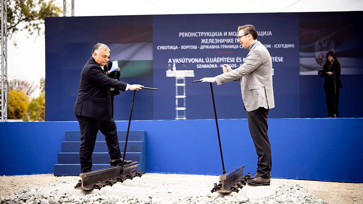 Orbán Viktor miniszterelnök és Aleksandar Vucic szerb elnök a Szeged-Szabadka vasútvonal felújításindító ünnepségén 2021. október 18-án.
