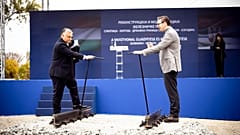 Orbán Viktor miniszterelnök és Aleksandar Vucic szerb elnök a Szeged-Szabadka vasútvonal felújításindító ünnepségén 2021. október 18-án.