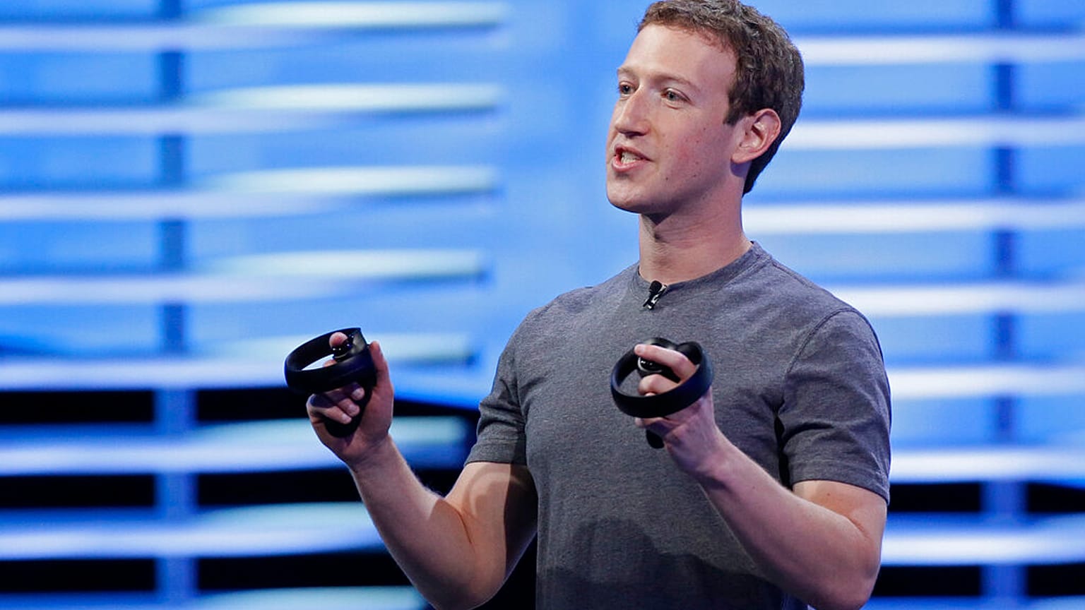 Archivo. El fundador de Facebook presenta unos mandos de realidad virtual en la conferencia anual F8.
