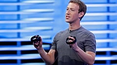 Archivo. El fundador de Facebook presenta unos mandos de realidad virtual en la conferencia anual F8.