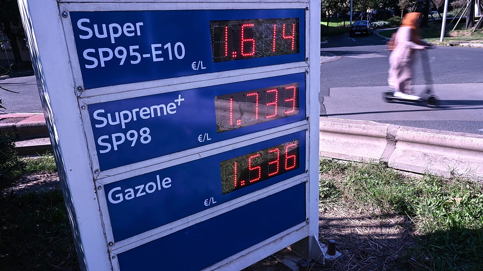 Prix affichés le 12 octobre 2021 dans une station située à Montpellier, dans le sud de la France.