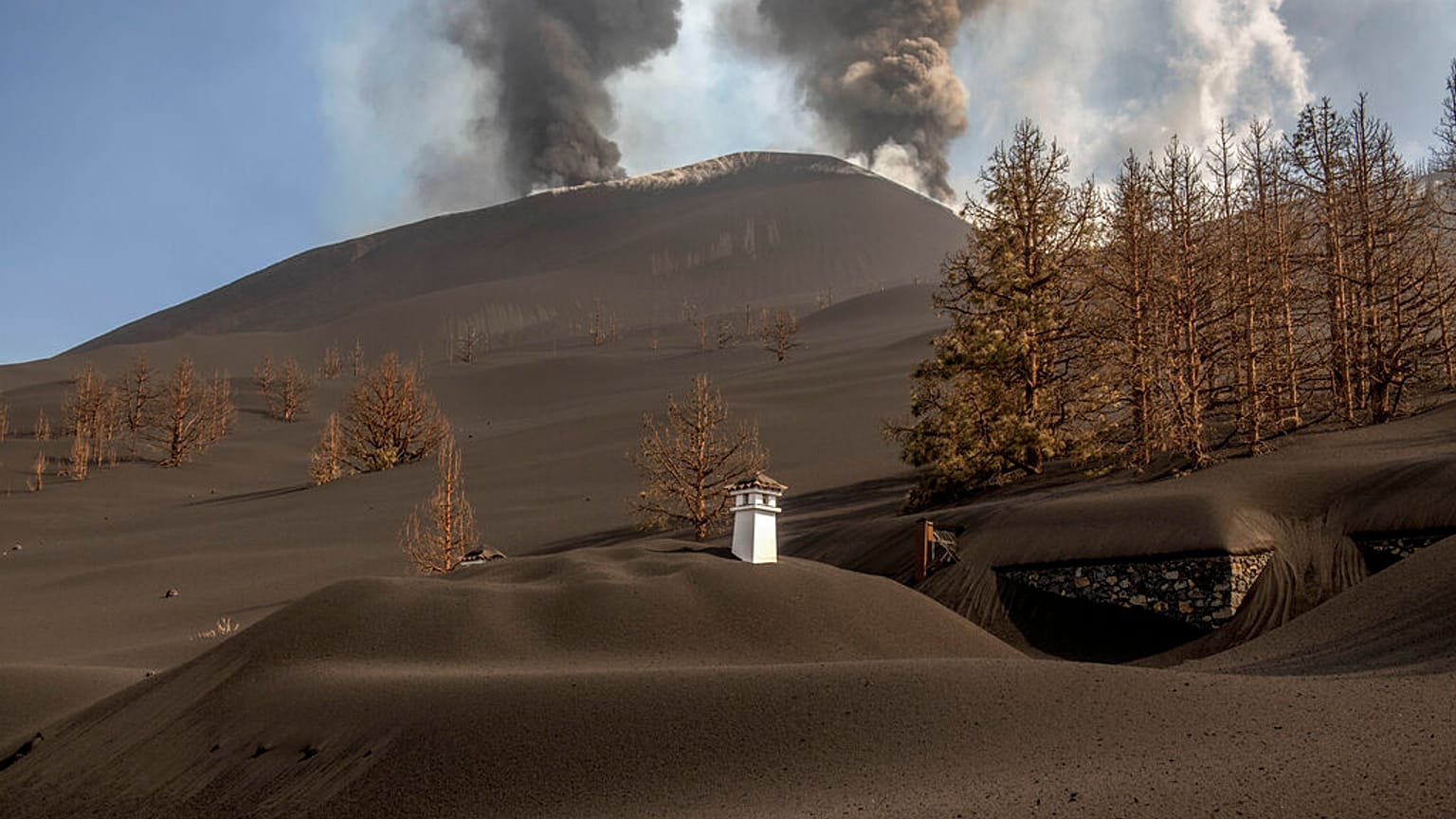 Ein Haus auf La Palma verschwindet langsam aber sicher im Lava-Staub